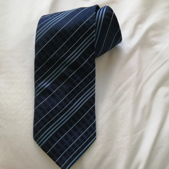 Dolce & Gabbana Silk Textured Navy and Blue Striped Tie Classic Luxury - Picture 4 of 15